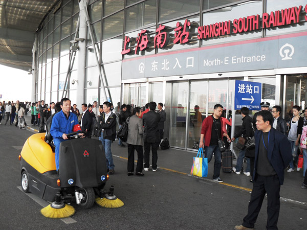 环保扫地车应用于上海火车南站