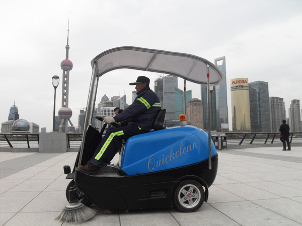 驾驶式扫地车应用于上海外滩景区
