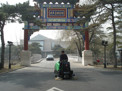 驾驶式扫地车应用于北京钓鱼台国宾馆