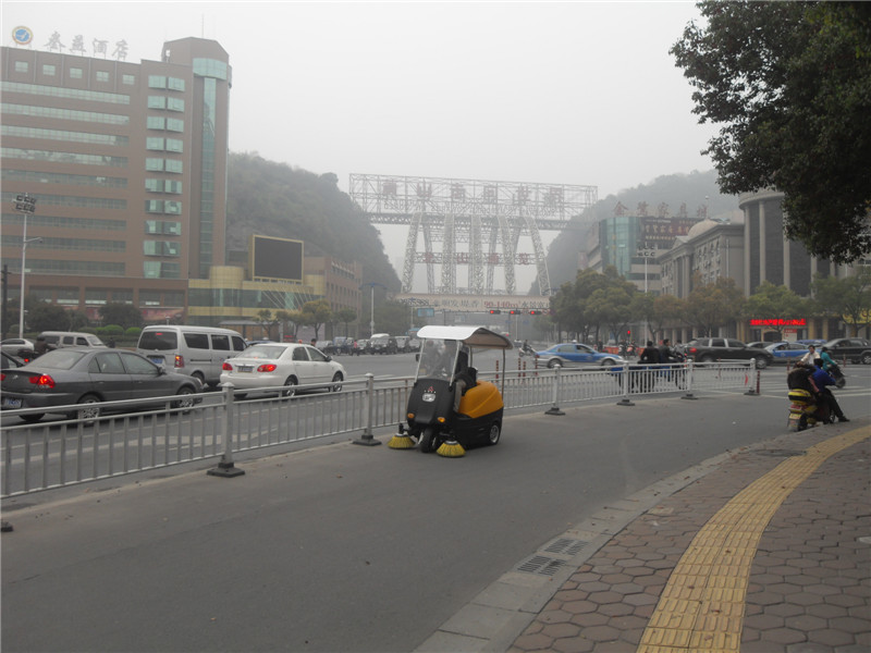 驾驶式扫地车应用于杭州环卫